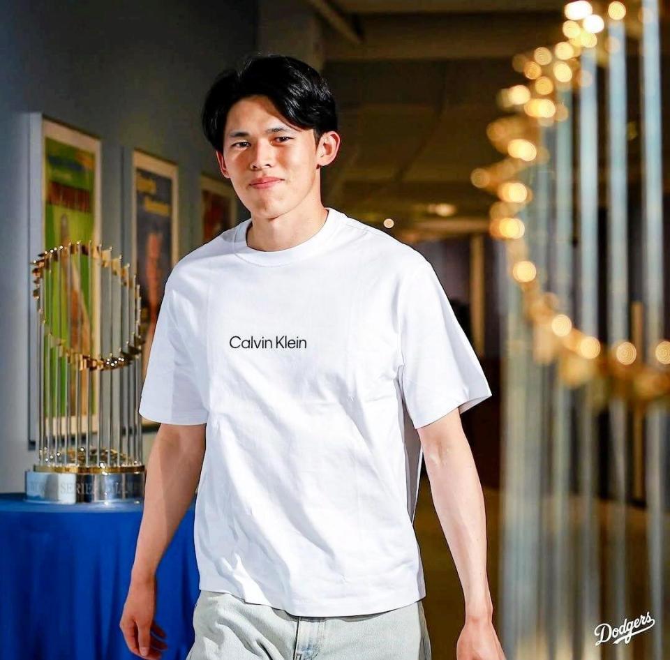 　　球場入りする佐々木（ロサンゼルス・ドジャース提供）