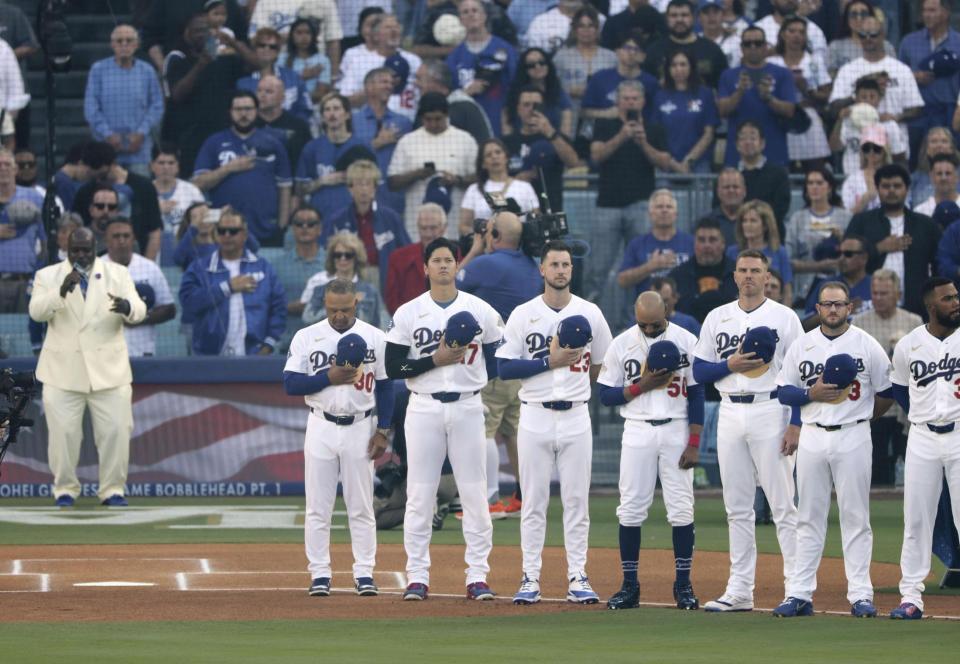 　試合前セレモニーで国歌を聞くドジャース・大谷（ユニホーム姿の左から２人目）ら＝ロサンゼルス（共同）