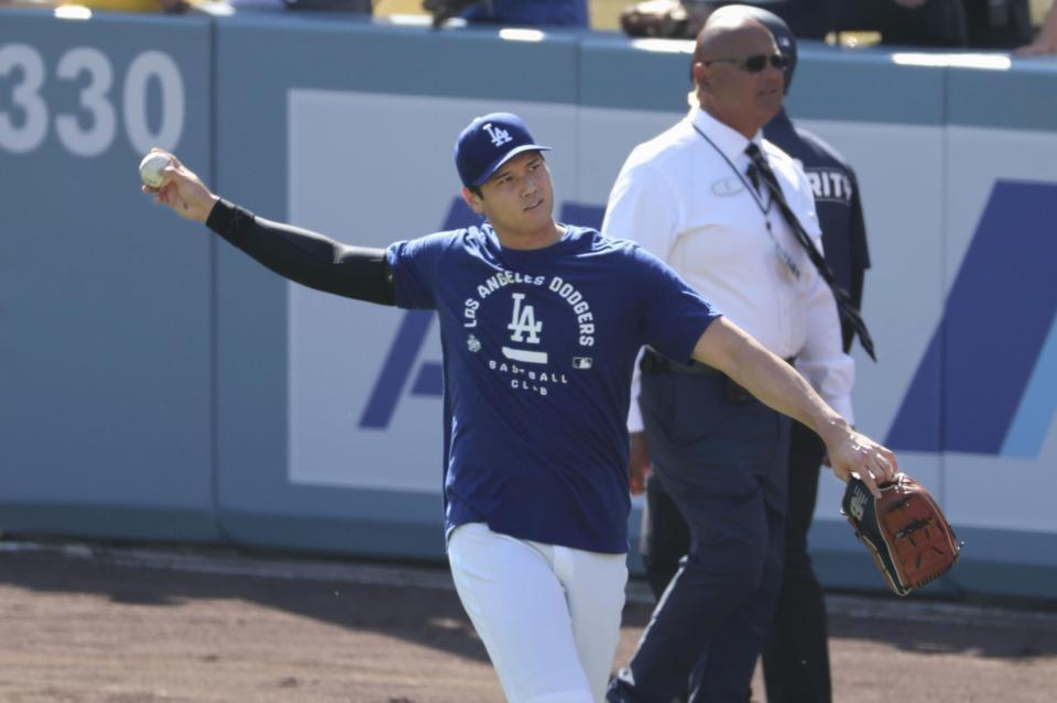 　試合前、ファンにボールを投げ入れるドジャース・大谷＝ロサンゼルス（共同）