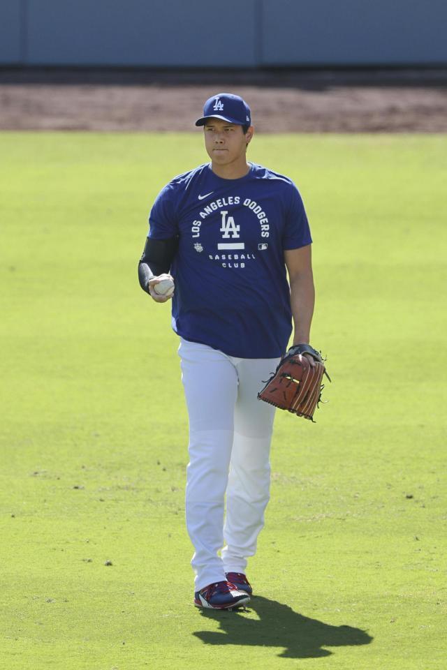 　キャッチボールするドジャース・大谷＝ロサンゼルス（共同）