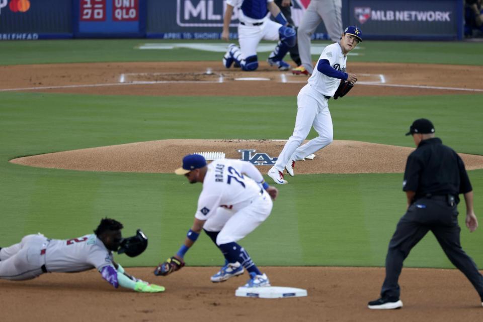 　ダイヤモンドバックス戦の１回、一走ペルドモをけん制で二塁アウトにするドジャース・山本＝ロサンゼルス（共同）