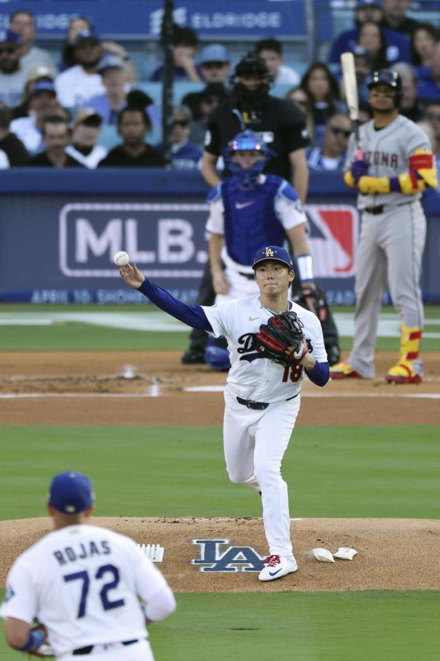 　ダイヤモンドバックス戦の１回、一走ペルドモをけん制で二塁アウトにするドジャース・山本＝ロサンゼルス（共同）