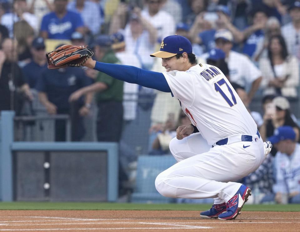 　始球式で捕手役を務めたドジャース・大谷＝ロサンゼルス（共同）