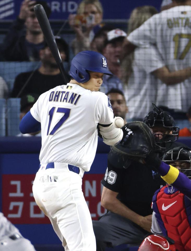 　ダイヤモンドバックス戦の７回、死球を受けるドジャース・大谷＝ロサンゼルス（共同）