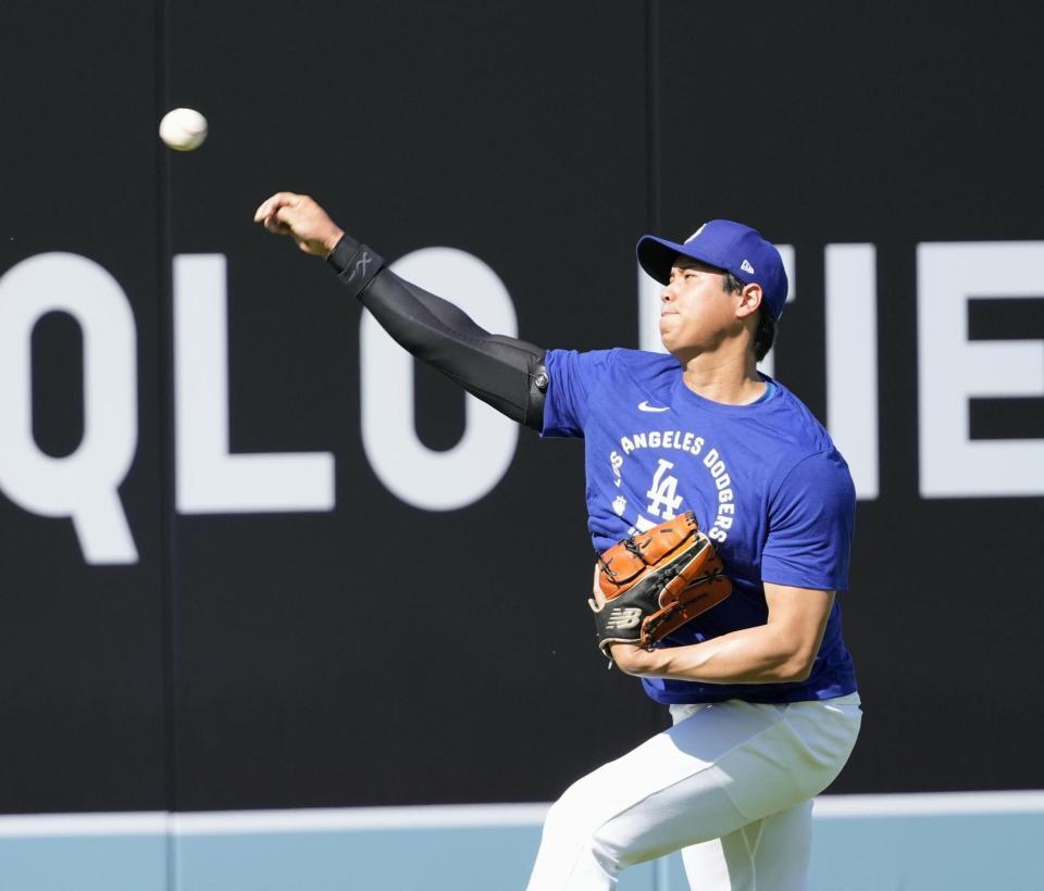 　キャッチボールするドジャース・大谷＝ロサンゼルス（共同）