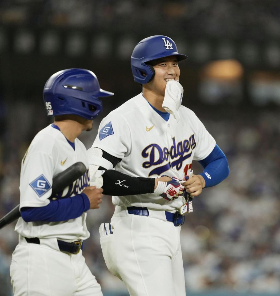 　ダイヤモンドバックス戦の７回、死球を受け一塁へ向かうドジャース・大谷（右）＝ロサンゼルス（共同）