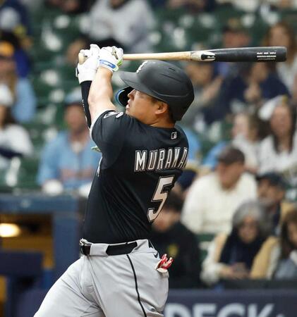 　９回、メジャー初本塁打を放つホワイトソックス・村上（共同）