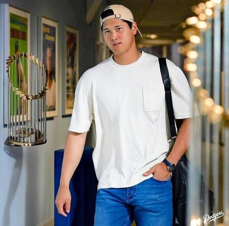 　球場入りする大谷（ロサンゼルス・ドジャース提供）