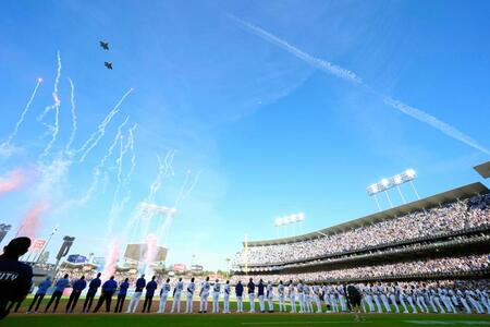 　開幕セレモニーで並ぶドジャースナインら（共同）
