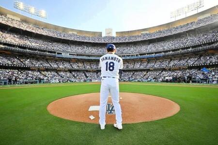 　開幕戦のマウンドに上がる山本（ジョン・スーフー／ドジャース提供）