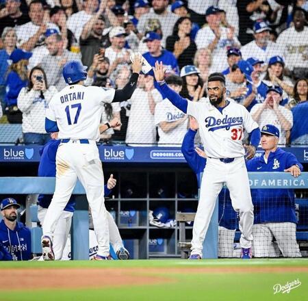 　七回、生還しＴ・ヘルナンデスとタッチをかわす大谷（ロサンゼルス・ドジャース提供）