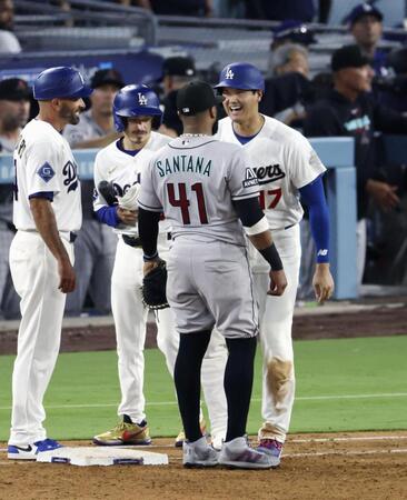 　ダイヤモンドバックス戦の７回、死球で出塁し、笑顔を見せるドジャース・大谷＝ロサンゼルス（共同）