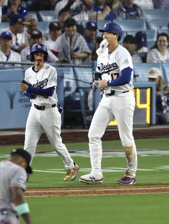 　ダイヤモンドバックス戦の７回、死球を受け一塁へ向かうドジャース・大谷（右）＝ロサンゼルス（共同）