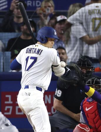 　ダイヤモンドバックス戦の７回、死球を受けるドジャース・大谷＝ロサンゼルス（共同）