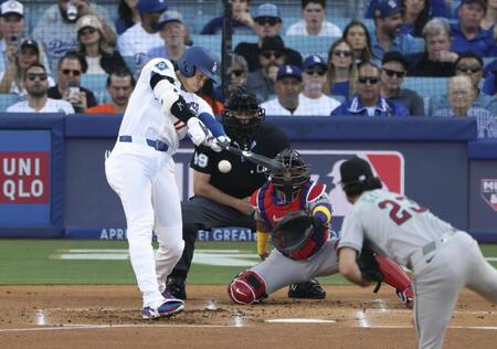 　ダイヤモンドバックス戦の１回、右前打を放つドジャース・大谷＝ロサンゼルス（共同）
