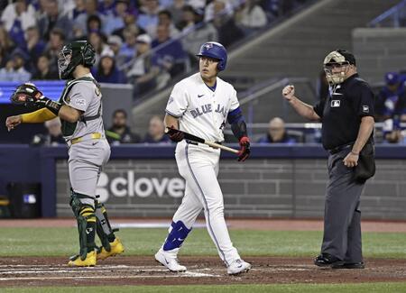 アスレチックス戦の２回、空振り三振に倒れた岡本＝トロント（共同）