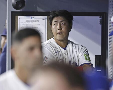 アスレチックス戦の２回、空振り三振に倒れた岡本＝トロント（共同）