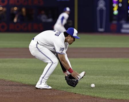 アスレチックス戦の４回、ソダーストロムの三ゴロを処理する岡本＝トロント（共同）