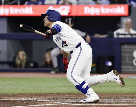 アスレチックス戦の７回、左前にメジャー初安打を放つ岡本＝トロント（共同）