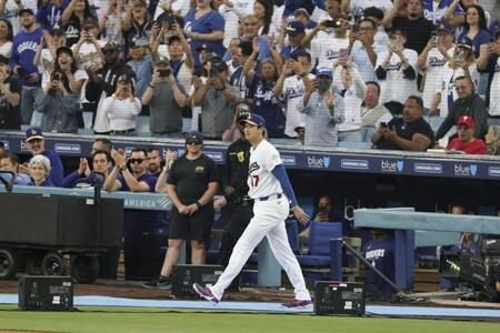 試合前に行われたセレモニーに登場した大谷＝ロサンゼルス（共同）