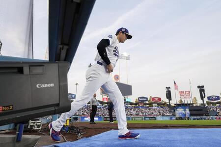 試合前に行われたセレモニーに登場した大谷＝ロサンゼルス（共同）