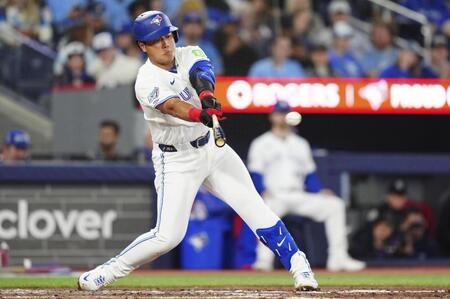 アスレチックス戦の７回、左前にメジャー初安打を放つ岡本＝トロント（カナダ通信・ＡＰ＝共同）