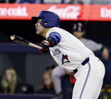 アスレチックス戦の７回、左前にメジャー初安打を放つ岡本＝トロント（共同）