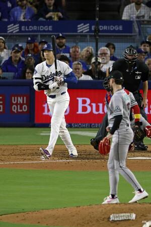 ダイヤモンドバックス戦の３回、四球を選んだ大谷。投手ネルソン＝ロサンゼルス（共同）