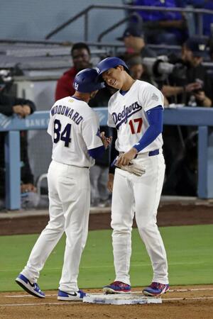 ダイヤモンドバックス戦の３回、四球で出塁した大谷＝ロサンゼルス（共同）