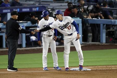 ダイヤモンドバックス戦の３回、四球で出塁した大谷＝ロサンゼルス（共同）