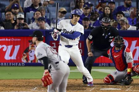 　ダイヤモンドバックス戦の５回、二ゴロに倒れた大谷。投手ネルソン＝ロサンゼルス（共同）