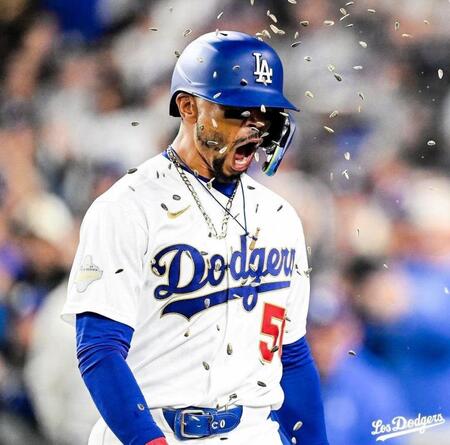 　三回、逆転３ランを放ちひまわりの種を浴びたベッツ（ロサンゼルス・ドジャース提供）