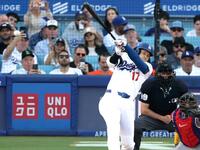 　１回、右前打を放つドジャース・大谷（共同）