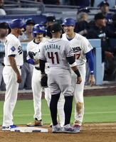 　ダイヤモンドバックス戦の７回、死球で出塁し、笑顔を見せるドジャース・大谷＝ロサンゼルス（共同）