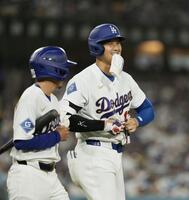 　ダイヤモンドバックス戦の７回、死球を受け一塁へ向かうドジャース・大谷（右）＝ロサンゼルス（共同）