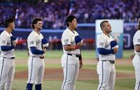アスレチックスとの開幕戦の試合前、セレモニーで並ぶ岡本（左から３人目）＝トロント（共同）