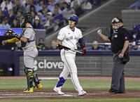 アスレチックス戦の２回、空振り三振に倒れた岡本＝トロント（共同）