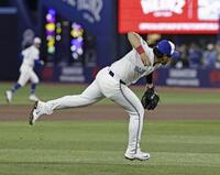 アスレチックス戦の４回、ソダーストロムの三ゴロを処理する岡本＝トロント（共同）