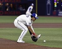 アスレチックス戦の４回、ソダーストロムの三ゴロを処理する岡本＝トロント（共同）