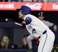 アスレチックス戦の７回、左前にメジャー初安打を放つ岡本＝トロント（共同）