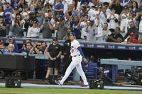 試合前に行われたセレモニーに登場した大谷＝ロサンゼルス（共同）