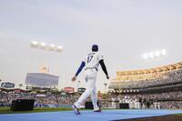 試合前に行われたセレモニーに登場した大谷＝ロサンゼルス（共同）