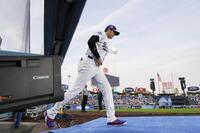 試合前に行われたセレモニーに登場した大谷＝ロサンゼルス（共同）