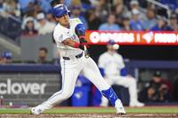 アスレチックス戦の７回、左前にメジャー初安打を放つ岡本＝トロント（カナダ通信・ＡＰ＝共同）