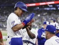 アスレチックス戦の７回、メジャー初安打を放ち、後続のゴロでアウトになった後、ベンチに戻る岡本＝トロント（共同）