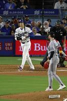 ダイヤモンドバックス戦の３回、四球を選んだ大谷。投手ネルソン＝ロサンゼルス（共同）