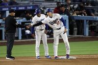 ダイヤモンドバックス戦の３回、四球で出塁した大谷＝ロサンゼルス（共同）