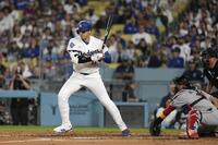 ダイヤモンドバックス戦の３回、四球を選んだ大谷＝ロサンゼルス（共同）