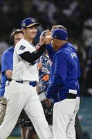 ダイヤモンドバックスに勝利しタッチを交わす大谷＝ロサンゼルス（共同）