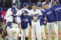 ダイヤモンドバックスに勝利しチームメートを迎える大谷＝ロサンゼルス（共同）